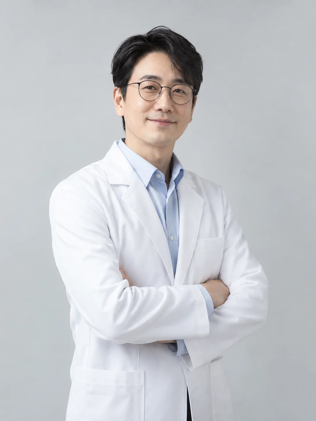 디자인 시안을 위해 생성한 가상 의료진 이서준의 흰 가운 초상