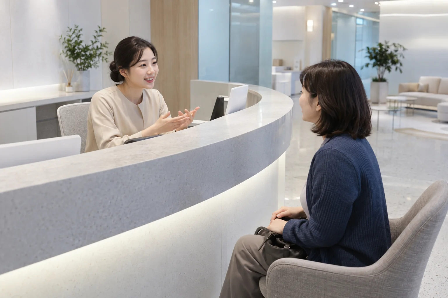 곡선형 접수대에서 대화하는 가상의 성인 방문객과 직원