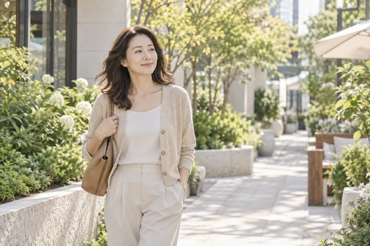 자연광 속 성인 모델의 편안한 일상 장면